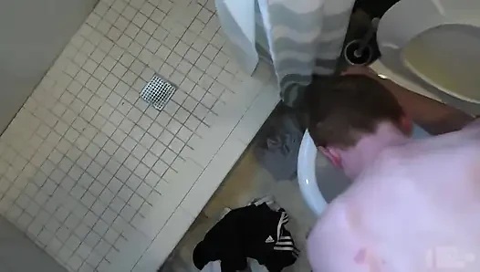 Ginger Twink aşağılayıcı sert prezervatifsiz sikişte banyo yalamaya hazır