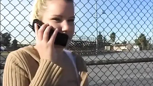 Sarışın hatun götten büyük penisi ağzına almayı seviyor... ağzına boşalma