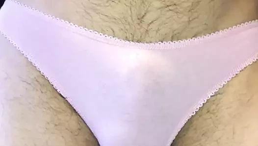 Küçük pembe kız külotunda biraz erkek çiş