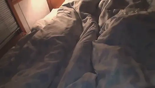 İki ateşli Japon kız Asyalı bir yarağı emiyor!