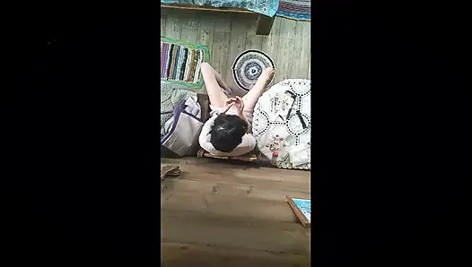 Bir köylü kız kıllı amcığını güzel müziğe güzelce çekiyor