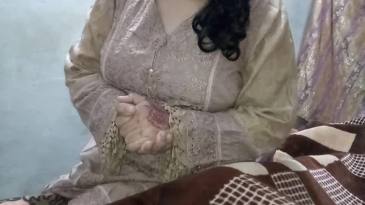 Üvey anne odasında korktu, bu yüzden üvey oğlunun odasına gitmek istiyor