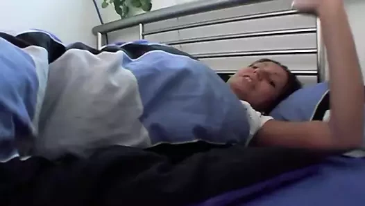 Almanya'dan harika bir vücutlu genç kız amına dildo sokuyor