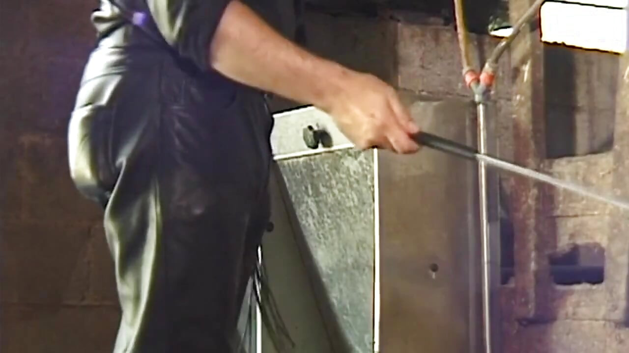 Kırmızı lateksli olgun orta yaşlı seksi kadın ahırda yarağı boşaltıyor