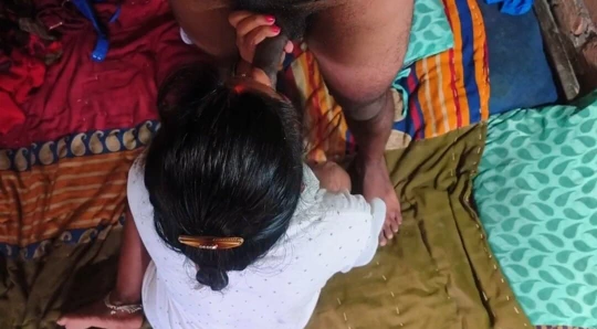 College wali desi girlfriend ko boyfriend ne chut chod ke pregnant kar diya.indian aunty White t-shirt me husband ka lund chusa