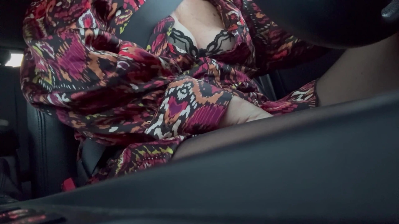 Azgın seksi orta yaşlı seksi kadın halka açık bir yolda arabada göğüslerini gösteriyor