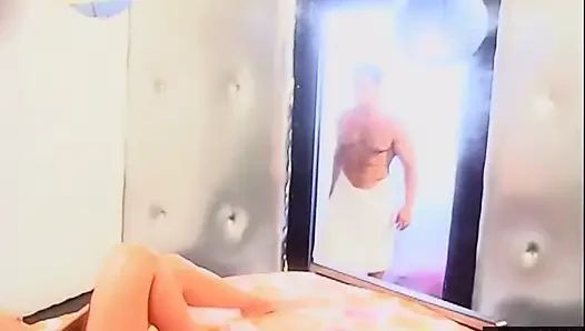 Yağlanmış sarışın orta yaşlı seksi kadın iki kaslı ile yoğun üçlü seks yapıyor