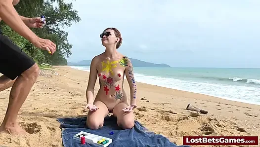 Azgın bir çift plajda striptiz tic tac toe oynuyor