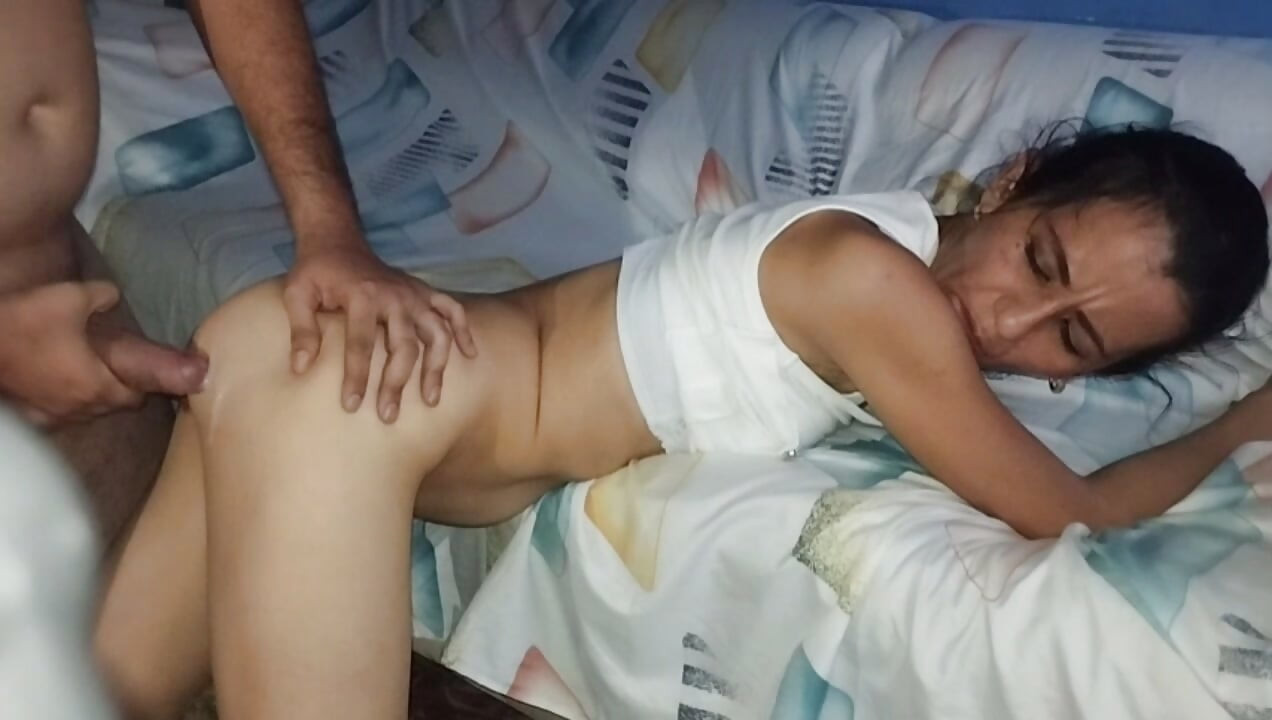 Arkadaşım bana kız arkadaşını ödünç verdi ve ben tüm sikimi astarsız ona koydum
