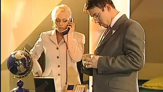 Genç hasta küvette psikologla yatıyor