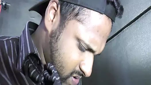 İri güzel kadın üç piç tarafından yumruklanıyor ve sikiliyor