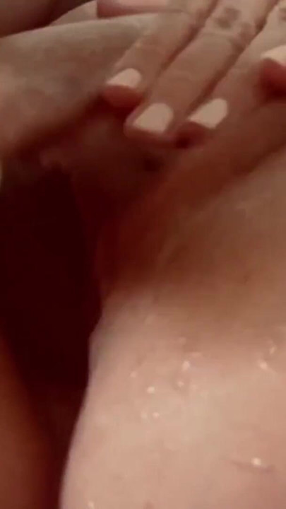 Uzun ladakları olan olgun milf yumruk, dildo ve boşalma ile kendini yumruklayıp | Klip 1