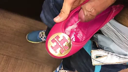 Pembe düz ayakkabılarla sikiş ve boşalma