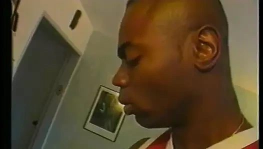 Muhteşem sarışın kız zevkin için büyük siyah yarak emmeyi seviyor