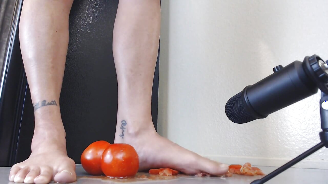 ASMR domatesler yalınayak sallanıyor