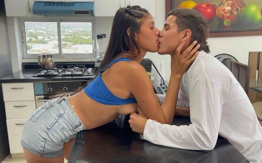 Ben evde yalnızken komşum büyük penisiyle beni güzel bir sikiyor