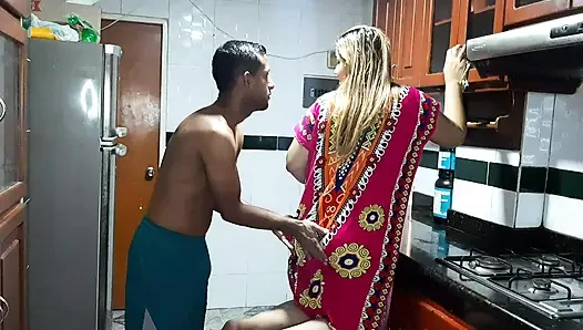 Ona masaj yapıyorum ve yarağını emiyor