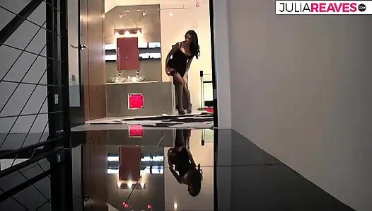 Büyük bir yarak sıkı amcığını sikerken plaj inliyor