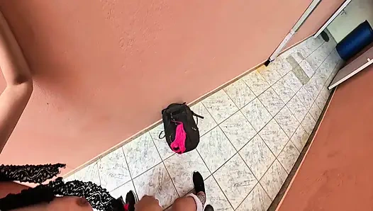Estudiante atrapada fumando le rasga la ropa y fue follada. Parte 2