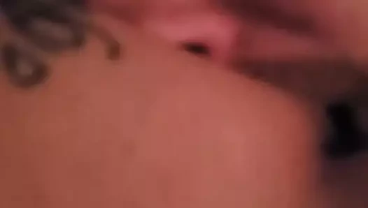 Erkek bebek mommys kedi yiyor