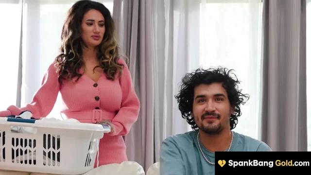 Spankbang gold - dövmeli orta yaşlı seksi kadın Arabelle Raphael büyük yarağını yutmak için üvey oğlunun oyun oynamasını durduruyor