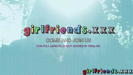 Kız arkadaş samimi masaj ve uzun bir günün ardından seks