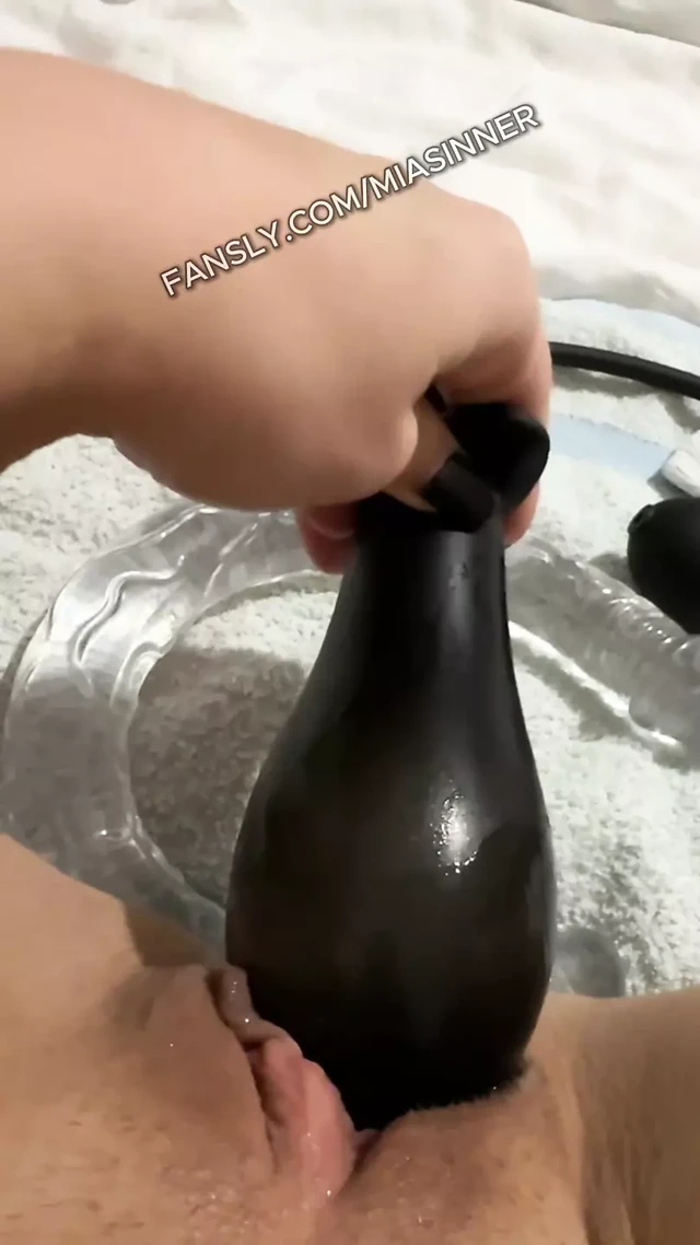 Geniş bir vitrin: şişme amcık oyunu