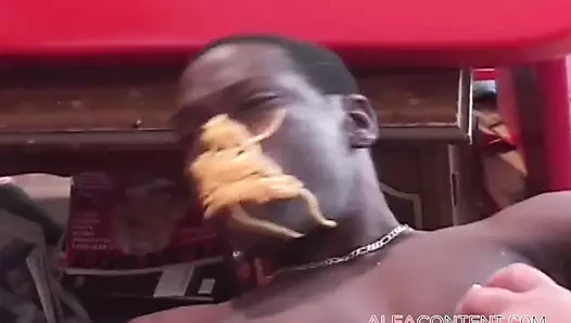 Şişman götlü sürtük büyük yarakla sikiliyor