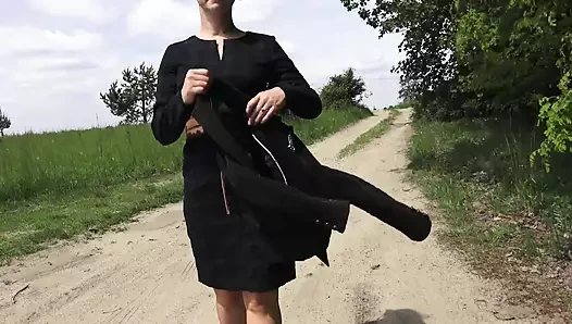 Yolda çoraplara işiyor.