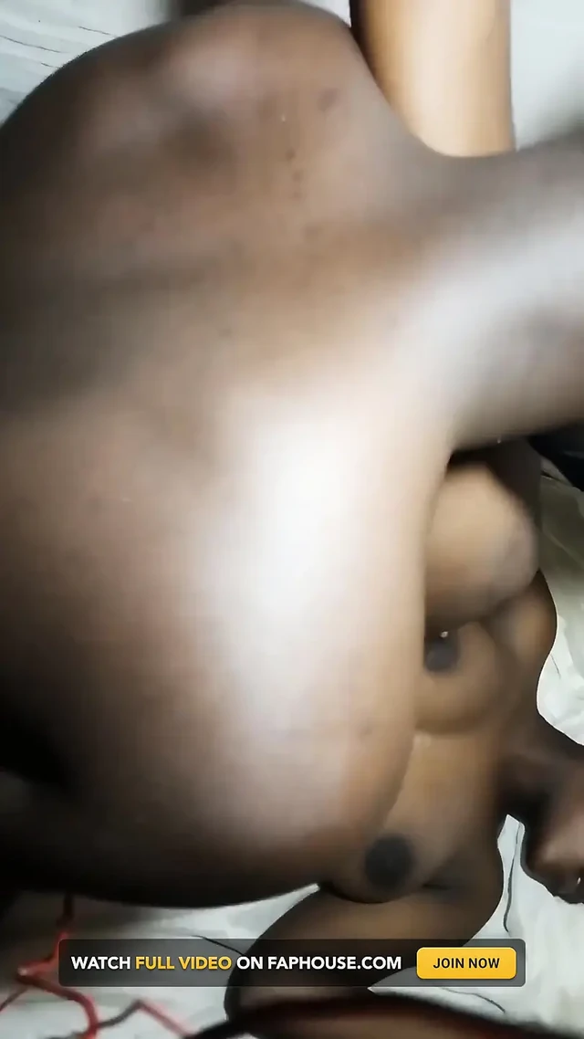 Siyah büyük memeli kız erkek arkadaşına misyoner seks yaparken üvey erkek kardeşi izliyor