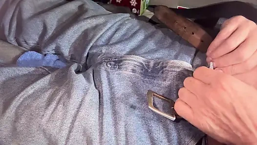 Pantolonun aşağısı uyluğuma boşalıyor