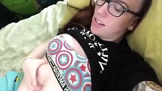 Tembel yatakta mastürbasyon gösterisi