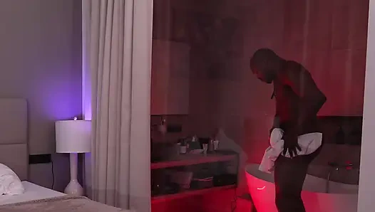 Melina May tamamen Gölge Dimitri'nin büyük zenci tarafından dolduruluyor