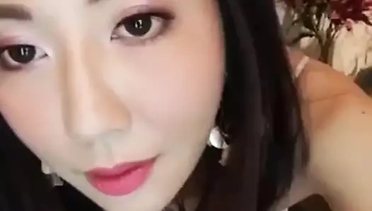 Jeannine striptiz dansı yapar (1)