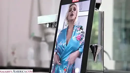 Charli Phoenix, kocasının arkadaşı Ryan'ı katılımsız bir işle ilgilenmesi için sikiyor