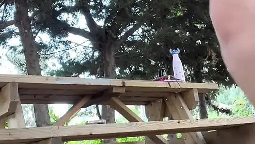 Brezilyalı iri güzel kadın orta yaşlı seksi kadın tanrıça doğada sigara içme ayini
