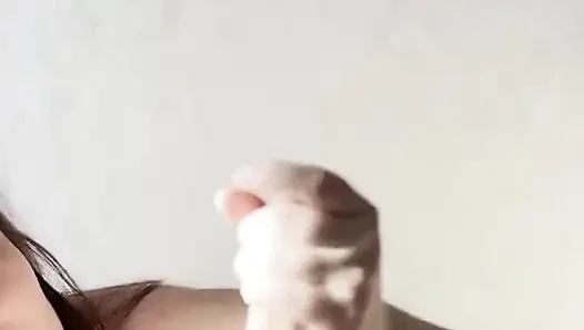 Şehvetli yarak masajı ve taşak yalama - büyük bir boşalmaya neden oldu! Güzel Julia'dan elle muamele