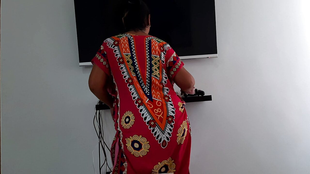 Sikimi emebilmesi için üvey annemin önünde mastürbasyon yapıyorum.