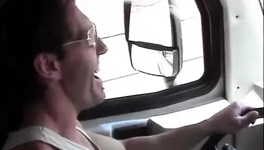 Sarışın orta yaşlı seksi kadın ağzındaki yarağı seviyor