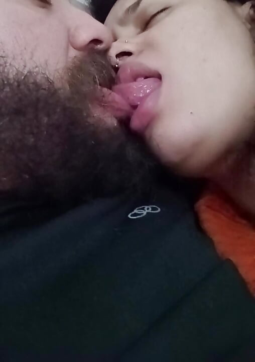 Seksi öpücük, sürtük mastürbasyonuyla sert azgın yarakla sikişirken gavat ağzını içiyor