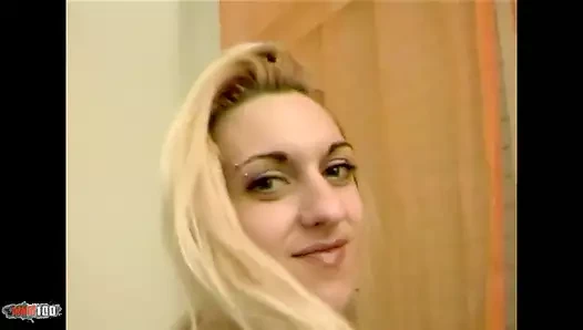 Jessica: güzel genç sarışın Jessica ateşli bir striptiz yapıyor