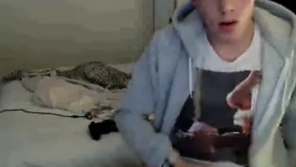 Genç kız kamerada boşalıyor