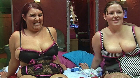 Büyük memeli İngiliz bbw yaşlı adamlara hizmet ediyor