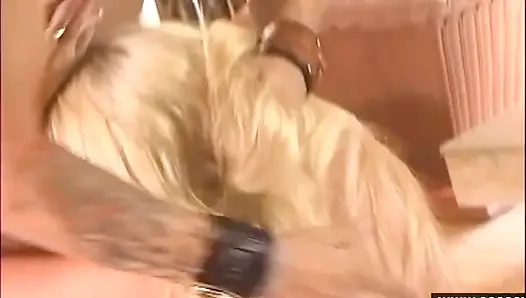 Pembe etekli sarışın kaslı dövmeli adama oral seks yapıyor