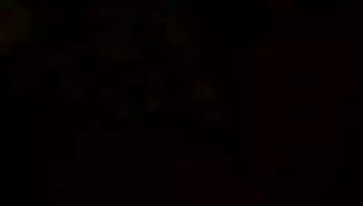 arkadaşım benim için dans ediyor