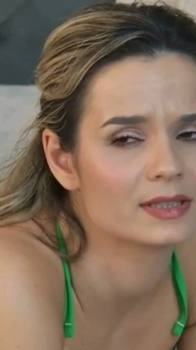 HelenWaldorf yeşil bikiniyle yatakta etrafı tahrik ediyor | Bölüm 1