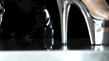 Metresinin ayaklarının pisliğini yut, ayak hakimiyeti