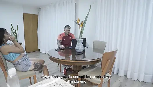 Üvey kız kardeşim ben karşı oynarken yarağımı emiyor