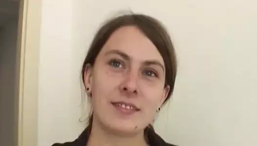 Utangaç Alman genç kız sert sikişten sonra spern yiyor