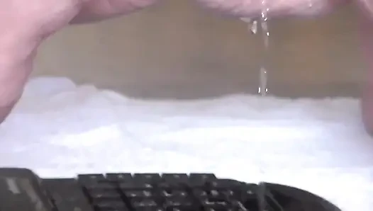 Jen klavyenin her yerine işiyor